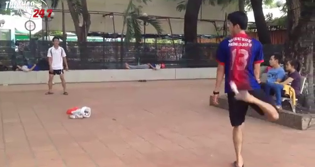 Video: Màn biểu diễn đá cầu đẳng cấp level đường phố